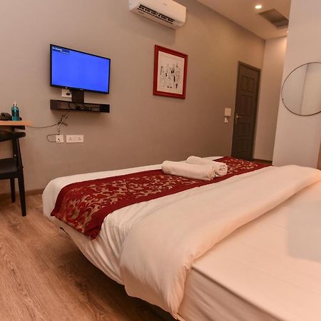 Hotel Red Saffron Nuova Delhi Esterno foto