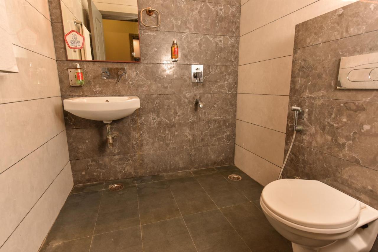 Hotel Red Saffron Nuova Delhi Esterno foto