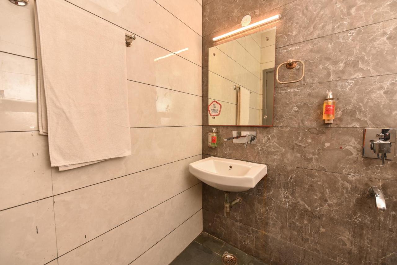 Hotel Red Saffron Nuova Delhi Esterno foto