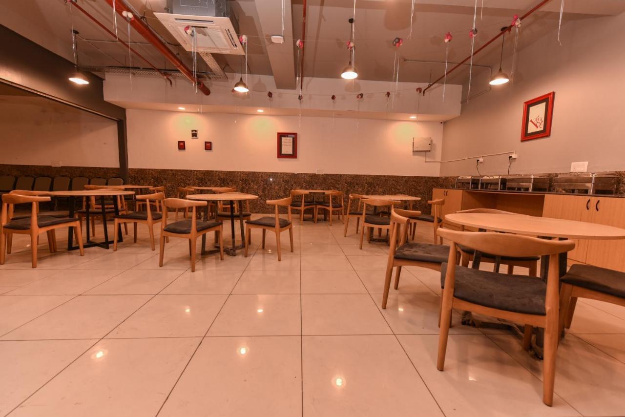 Hotel Red Saffron Nuova Delhi Esterno foto