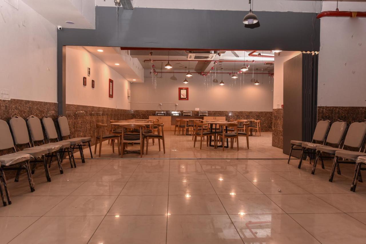Hotel Red Saffron Nuova Delhi Esterno foto
